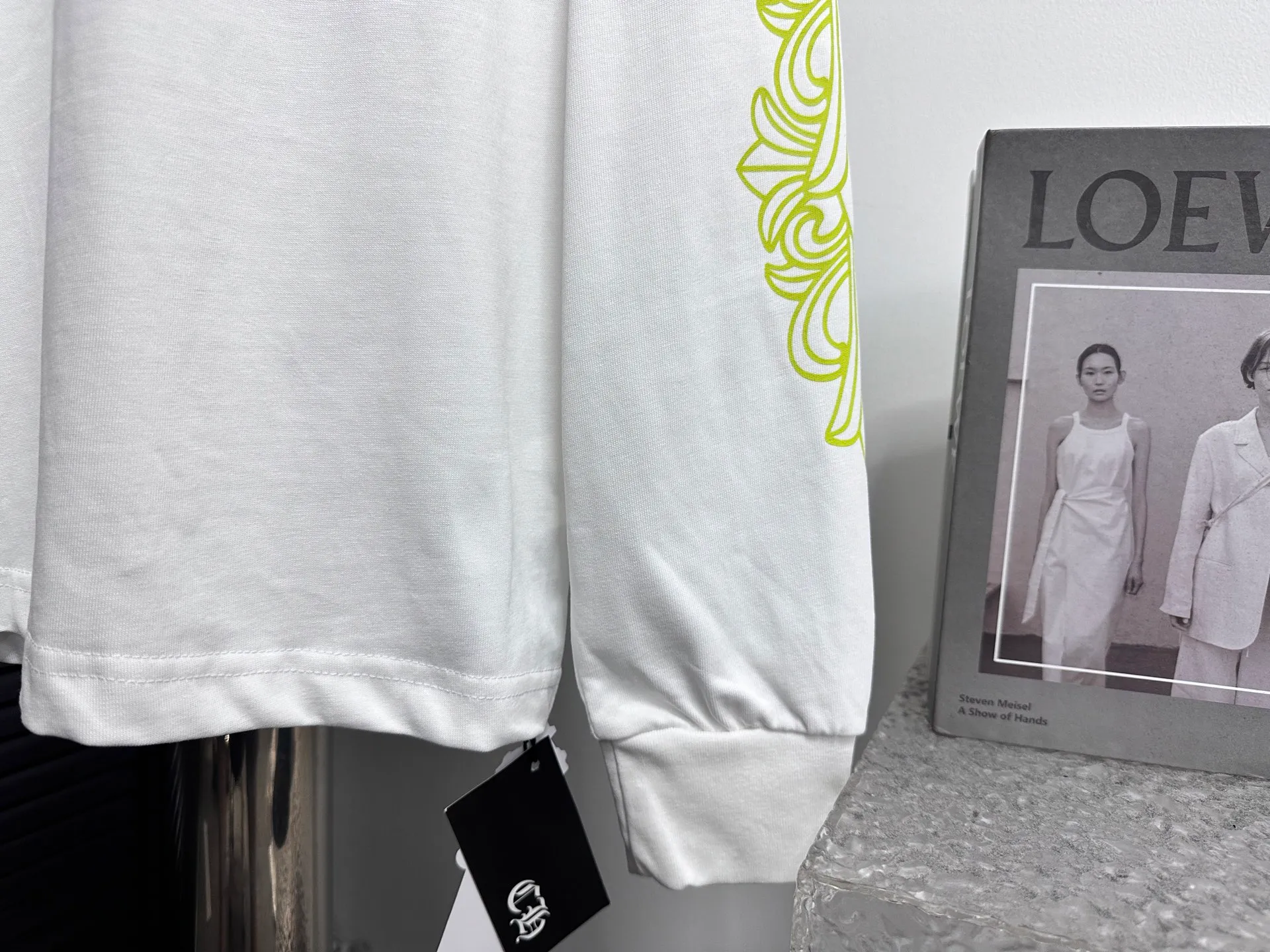 🅿️230 [Come Hearts] Crow Heart Graffiti Letters Limited Sanskrit Printed Long Sleeves, High Weight Threads on Collar and Cuffs, Custom Weaved and Dyed 280g Double Yarn Pure Cotton Fabric, Washed Anti-Counterfeiting Tags and other auxiliary labels are all correct versions, super conspicuous, super pretty, super stylish, same style for men and women! The overall upper body highlights fashion and individuality, and when worn together by a couple, it is a recommended T-shirt by the Street Ace!! Same style for men and women Size: XS-L